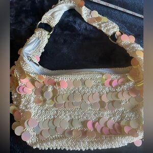 Super fun sequined shoulder bag with zipper 💗